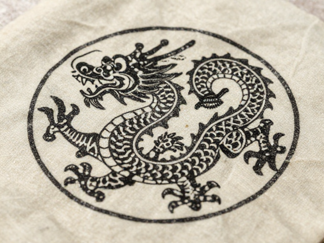 蟠螭龙纹软布轻拭保养法,古旧丧葬冥器修复与清洁指南