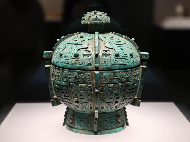 曾国侯墓出土绿松石蟠螭纹器,千年工艺与春秋礼制揭秘