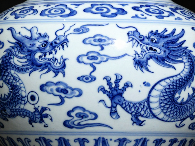 流云纹样龙凤呈祥瓷器专业清洗指南,专家教你正确保养