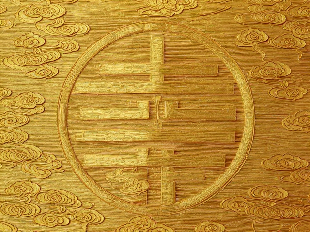 流云纹样与垒丝工艺交织,古韵寿字寓意深长的非遗美学解析