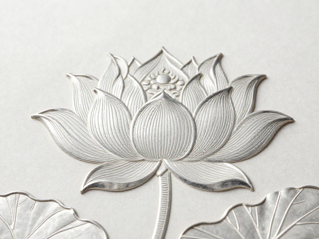 莲花繁复錾刻纹理，行活工艺解析与清廉寓意解读