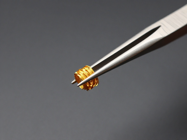 镊子下的累丝堆叠,重现鎏金辉煌的古法工艺