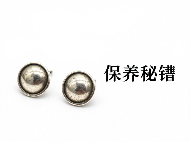 古董店陈列下的氧化银耳钉，复古光泽与保养秘籍