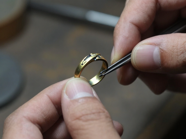 传统金工工作室手作，做旧氧化古典三爪镶戒指，复古质感与匠心工艺详解