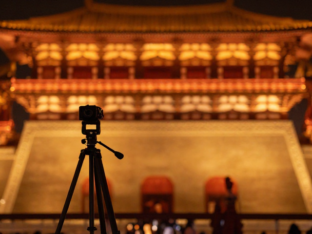金橙暖调国风夜景拍摄指南，三脚架定格绝美光影