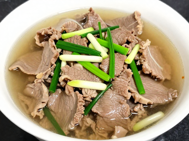 水煮牛肉配蒜苗，零失败家常做法，鲜嫩入味超下饭