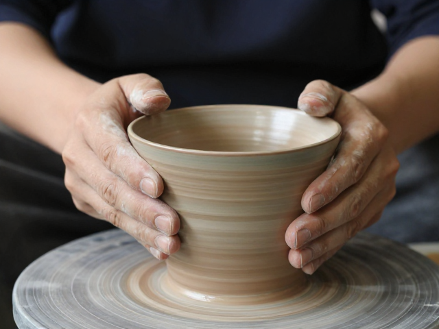 宋代陶瓷美学，草木灰釉与拉坯手感训练秘籍
