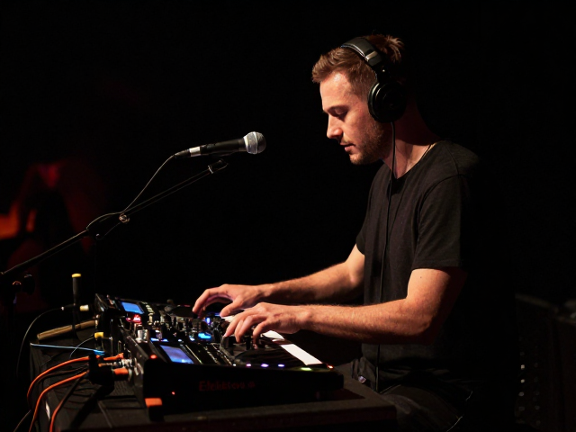 Elektron VCA在Livehouse演出，探索电子音乐与现场互动的极致融合