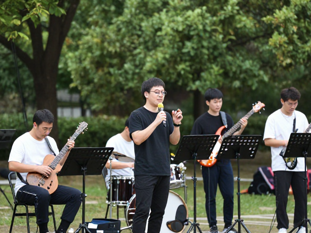 公园器乐合奏户外直播路演,无线化连接让演出更自由