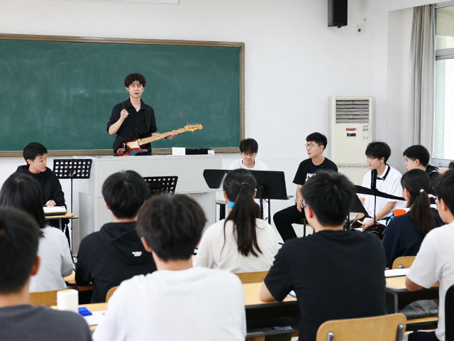 校园音乐社团排练日常,平衡潮流创意与经费预算指南