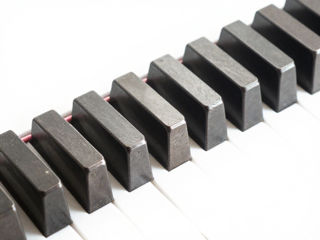 金属配重块如何影响古钢琴拉弦板与尾柱的音色稳定性