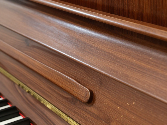 钢琴烤漆工艺解析,仿生纹理设计与喷涂均匀度如何提升质感