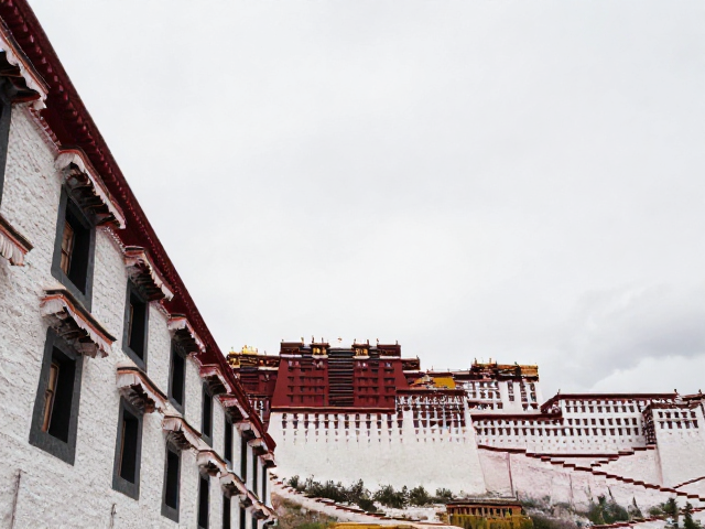 布达拉宫透视构图，古代建筑线条下的视觉震撼与摄影指南