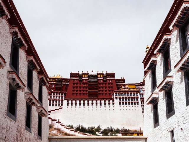 布达拉宫透视构图，古代建筑线条下的视觉震撼与摄影指南