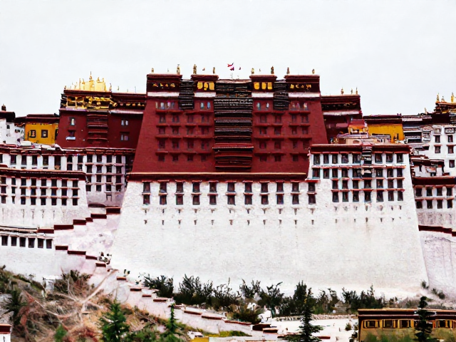 布达拉宫透视构图，古代建筑线条下的视觉震撼与摄影指南