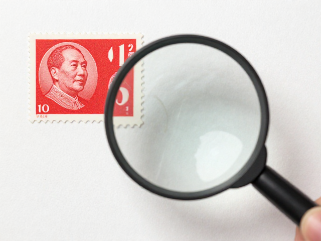 新中国邮票轻贴技巧,用放大镜鉴赏高价值邮票细节