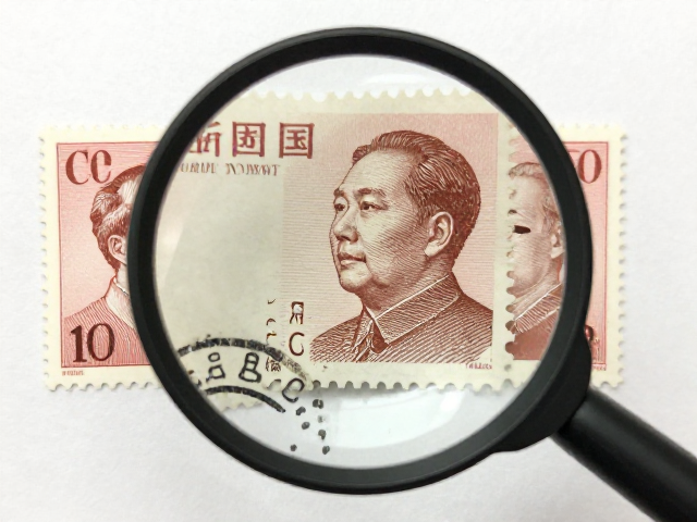 新中国邮票轻贴技巧,用放大镜鉴赏高价值邮票细节