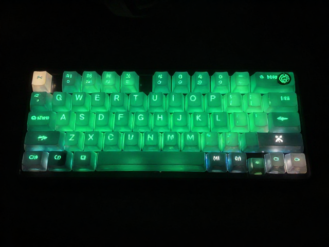 单色霓虹感全域透光键帽,字符立体感强,高颜值客制化推荐