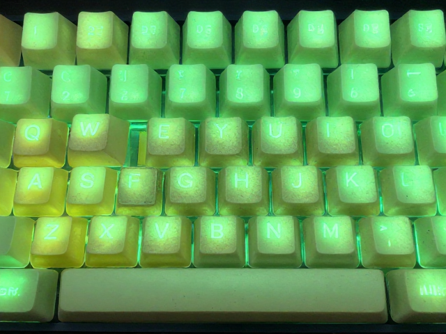 检查键帽老化黄变,单色霓虹感下的全域透光键帽避坑指南