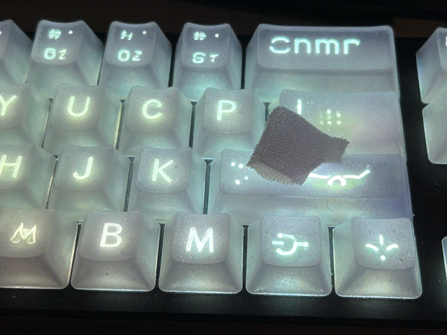 浅蚀透光游戏键帽选购指南,透光字符选择与微湿软布清洁法
