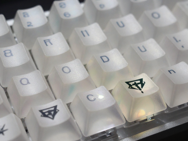 浅蚀透光键帽搭配战队Logo,Fresnel透镜打造极致光效