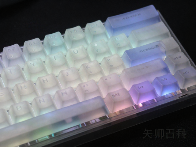 浅蚀透光键帽为何成量产主流?双色对比鲜明解析
