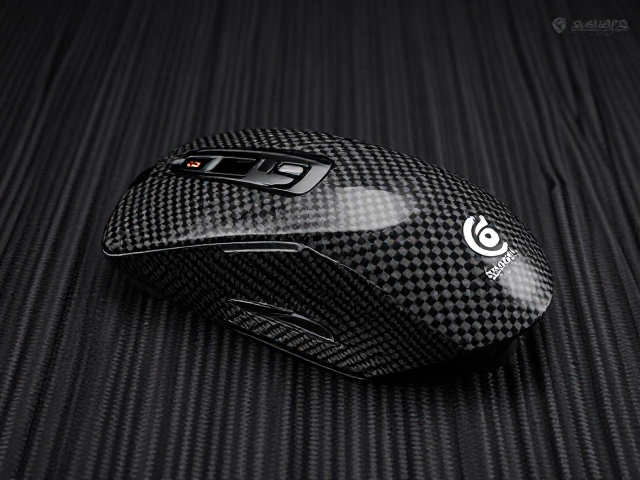 雷蛇与SteelSeries Engine联动,揭秘碳纤维纹理外设的硬核美学