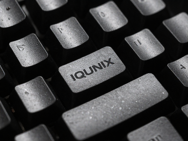 IQUNIX铝厂阳极黑化键帽评测,铝制键帽质感与SEO优化指南