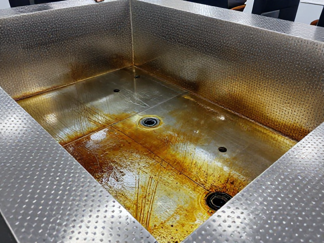 网吧商用环境防爆钢板加固工艺,彻底清洁底盘油污方案