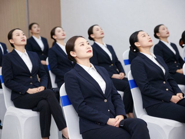 企业参会礼仪,后仰90-135度坐姿,打造商务形象与专业感