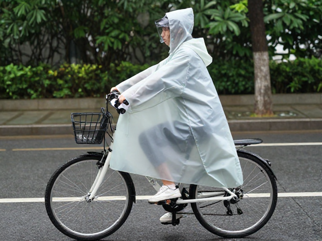 24寸学生车骑行指南，雨天穿街短途出行必备雨衣雨披推荐