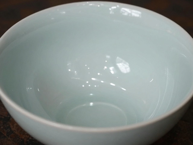 景德镇瓷器釉色搭配美学，光洁致密釉面鉴赏指南