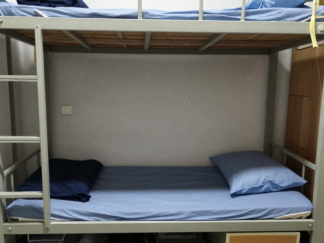 大学宿舍环境杂乱?试试带倾仰功能的床铺,空间利用翻倍