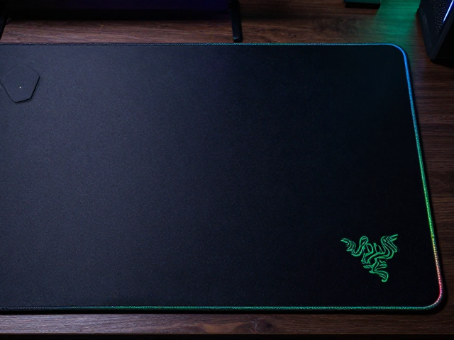 Razer电竞RGB桌垫评测,无极调光玩法与性能解析