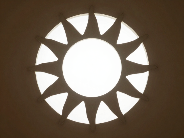 太阳镂空透光设计，象征永恒之光的家居美学与SEO灵感