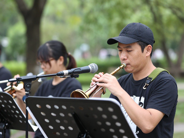 公园器乐合奏实录，防滑背带下的自然环境采样与现场收音技巧