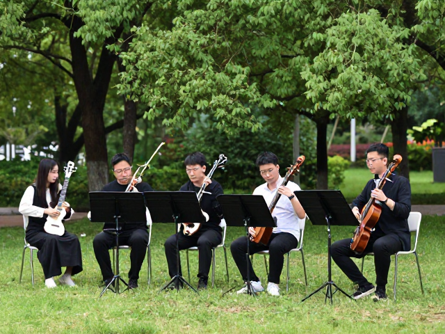 公园器乐合奏必备,户外三脚架如何提升即兴演奏音质与稳定性