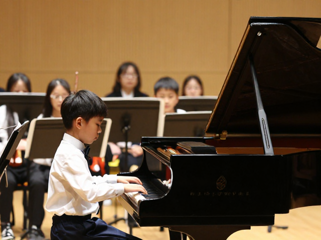 琴童家庭如何通过沉浸式音乐教育融入学校乐队？