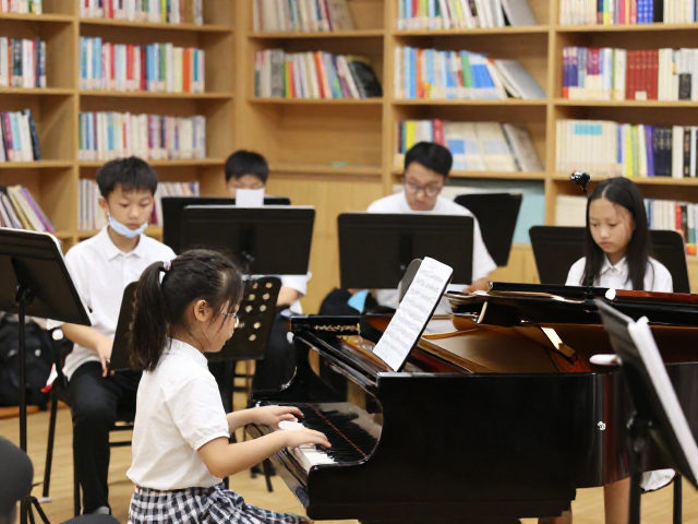 琴童家庭如何通过沉浸式音乐教育融入学校乐队？