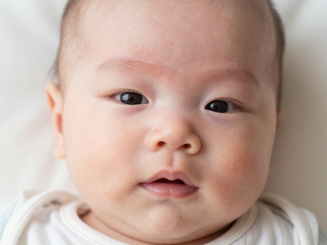宝宝断奶后皮肤过敏?如何控制陌生人接触,守护敏感肌