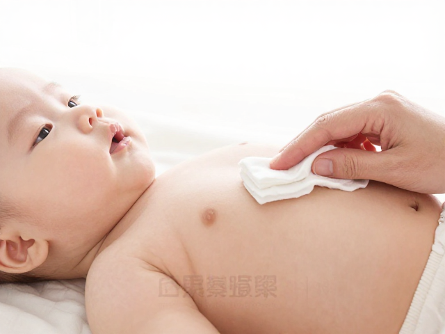 宝宝断奶后腹部擦拭护理与情绪观察指南