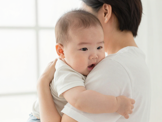 宝宝断奶期过度拥抱难适应？逐步接触陌生人，平稳度过分离焦虑