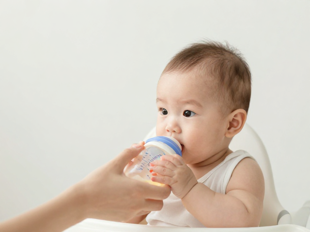 宝宝断奶期视力听力发育关键,如何科学定时定量喂养?