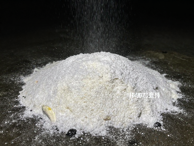 活体饵料夜喂技巧，裹粉喂养防闹窝，提升夜间咬钩率