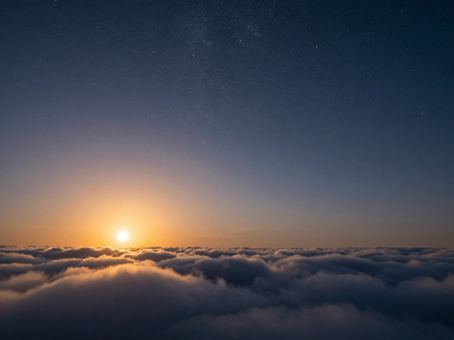 太阳与星夜交织,穿越云层看星空的极致浪漫