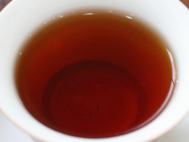 普洱茶品相标准，深红至酒红无混入，辨纯正老茶