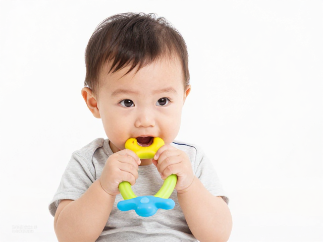 宝宝咬物难改？结合定点如厕与陌生人脱敏，3步重塑行为习惯