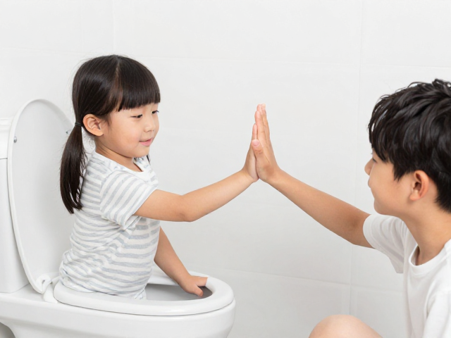 孩子定点如厕难?通过握手击掌游戏,轻松实现陌生人接触脱敏