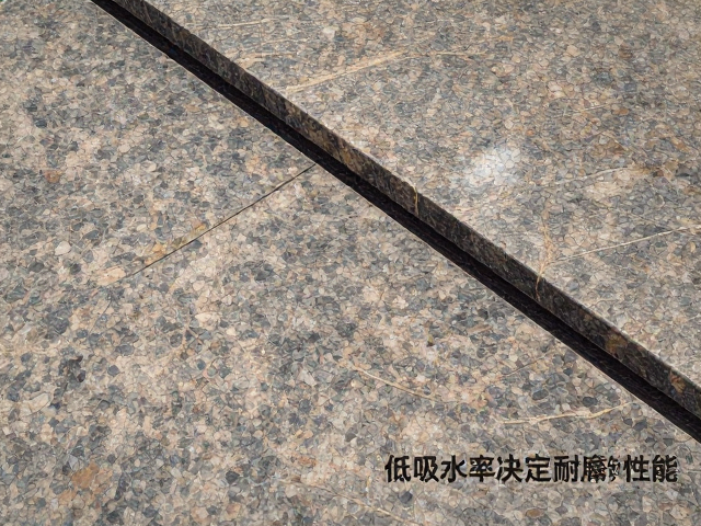 花岗岩板材抗污防渗关键,低吸水率决定耐腐蚀性能