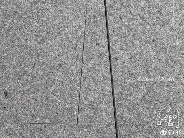 花岗岩板材600x1200mm劈裂面效果与施工指南